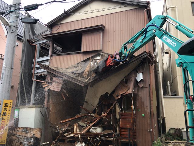 東京都葛飾区東新小岩の木造2階建て家屋解体工事2棟中の様子です。